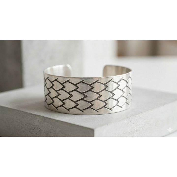 Le Bracelet Manchette 'Armure Écaillée'